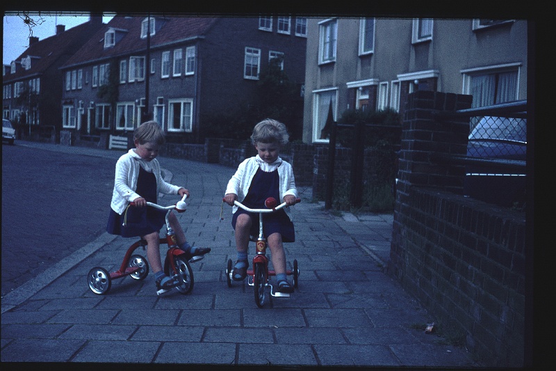 08.Delft jun 1966 Brigitte,Marion.JPG